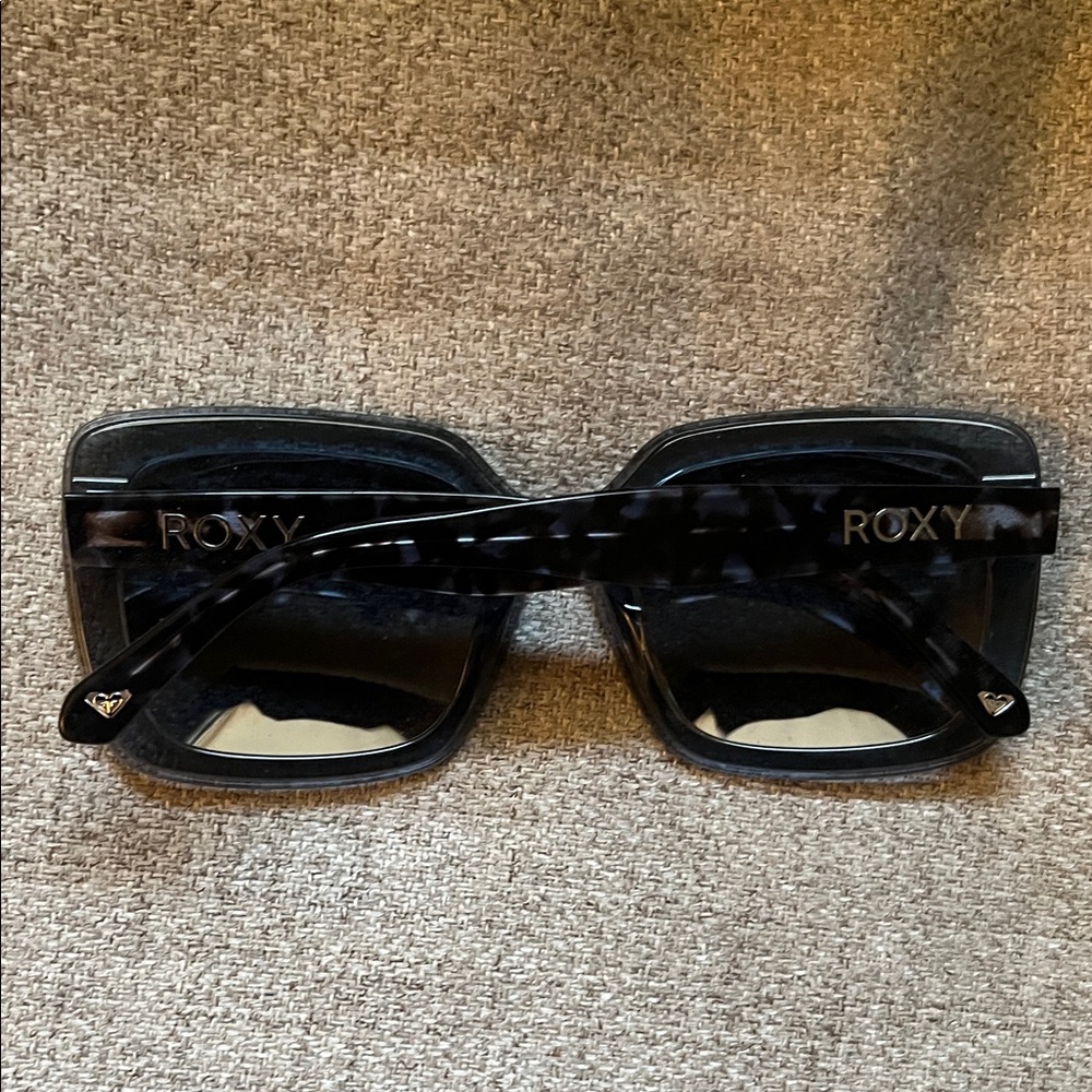 Roxy Blue Oversized Sunglasses - Picture 2 of 3